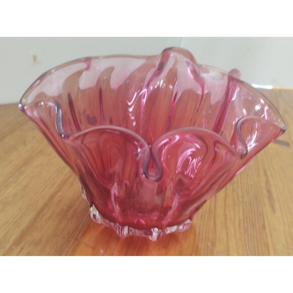 Anthony Rossi Hand Blown Glass Fluted Edge Cranberry Bowl 6" x 6" x 4.5" Canada - Picture 11 of 12